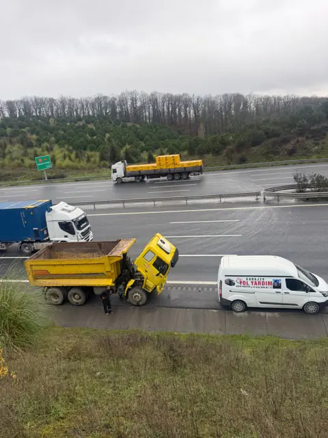 Otoyolda acil yol yardım